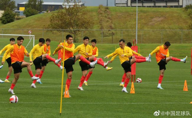 沙特联-吉达联合4-2卡利杰仍居第4 本泽马点射破门+伤退北京时间11月30日23:00，沙特联第15轮吉达联合迎战卡利杰的比赛，上半场科罗纳多推射破门，本泽马点射+中柱随后伤退，纳里点射扳回一城，下半场哈姆达拉点射，扎卡里亚-豪萨维推射破门，特耶斯精彩侧身凌空破门，最终吉达联合4-2卡利杰仍居第4。